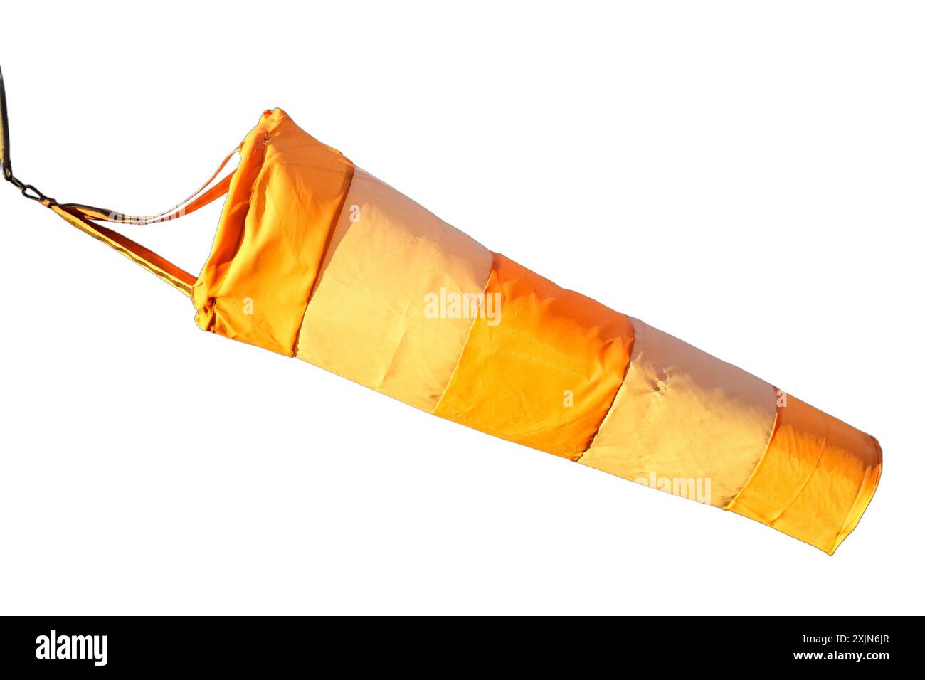 Ein lebendiges, isoliertes PNG-Bild mit einem leuchtend orangefarbenen Windsock. Diese Grafik eignet sich perfekt für Themen im Zusammenhang mit Luftfahrt, Meteorologie und Outdoor-Aktivitäten Stockfoto