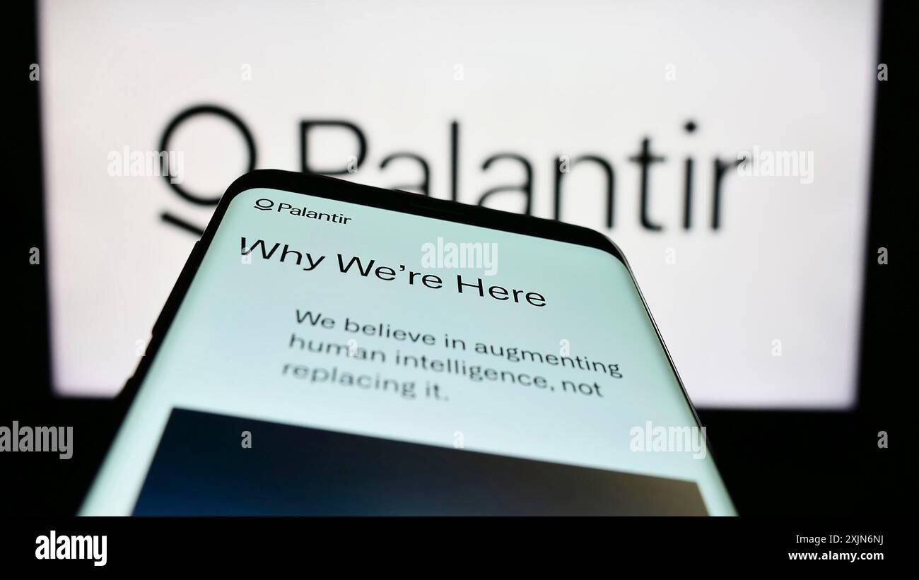 Stuttgart, Deutschland, 17.03.2023: Mobiltelefon mit Webseite des US-amerikanischen Analyseunternehmens Palantir Technologies Inc. Auf dem Bildschirm vor dem Logo. Konzentrieren Sie sich auf Stockfoto