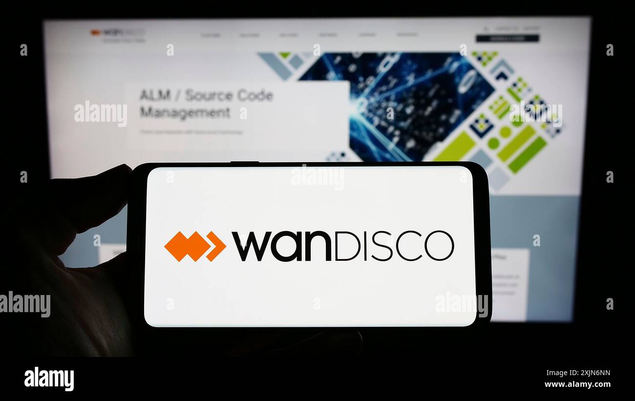 Stuttgart, 17.03.2023: Person, die ein Mobiltelefon mit dem Logo des Softwareunternehmens WANdisco plc auf dem Bildschirm vor der Business-Website hält. Konzentrieren Sie sich auf Stockfoto