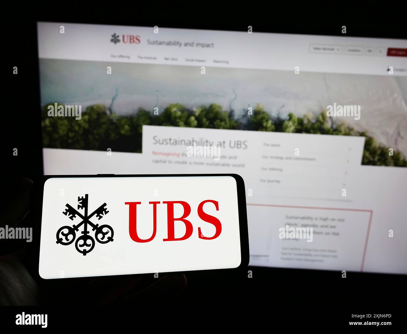 Stuttgart, 17.03.2023: Person, die ein Smartphone mit dem Logo der Schweizer Bankgesellschaft UBS Group AG auf dem Bildschirm vor der Website hält. Konzentrieren Sie sich auf Stockfoto