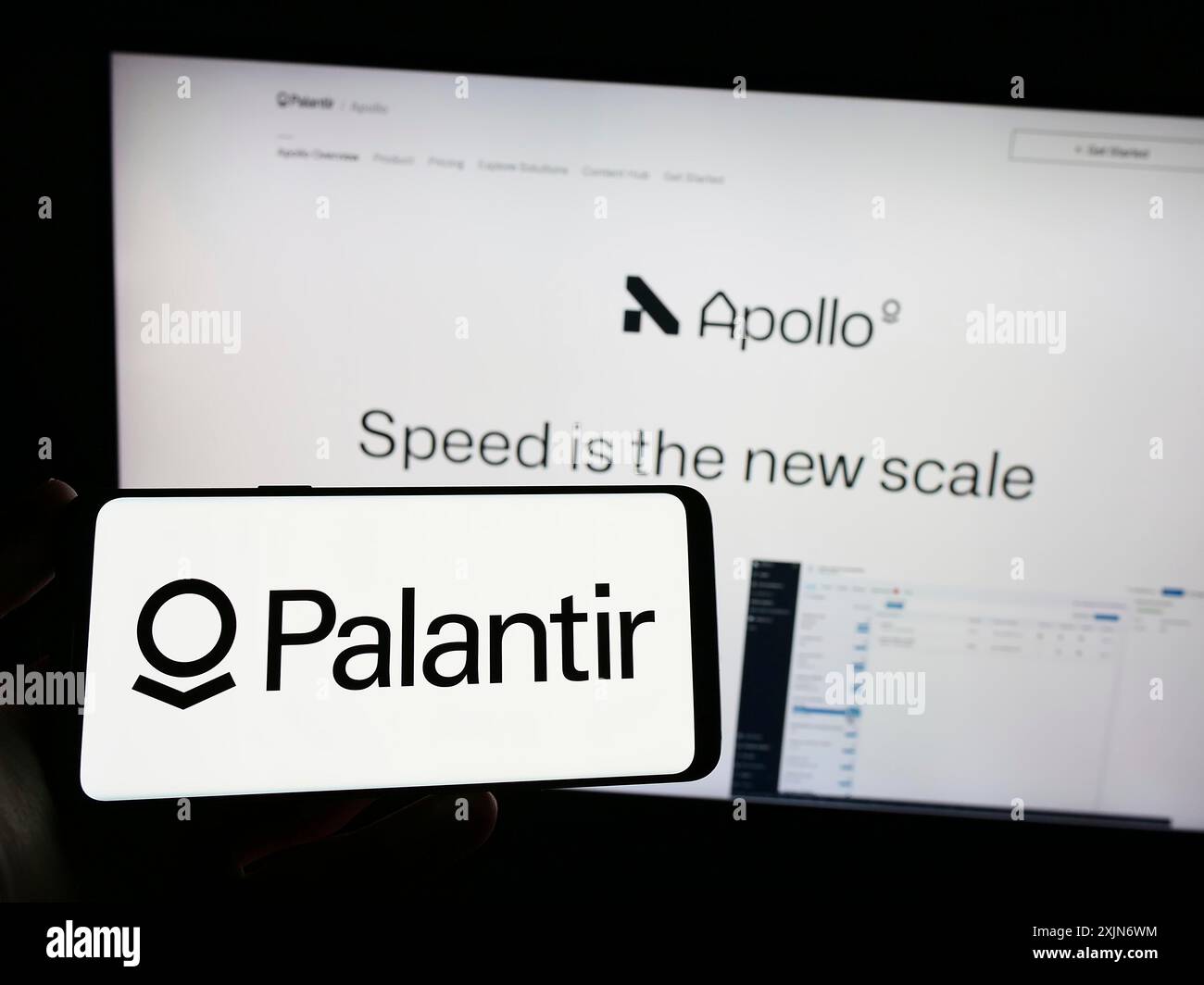 Stuttgart, Deutschland, 17.03.2023: Person, die ein Smartphone mit dem Logo des US-amerikanischen Analyseunternehmens Palantir Technologies Inc. Auf dem Bildschirm vor der Website hält. Stockfoto