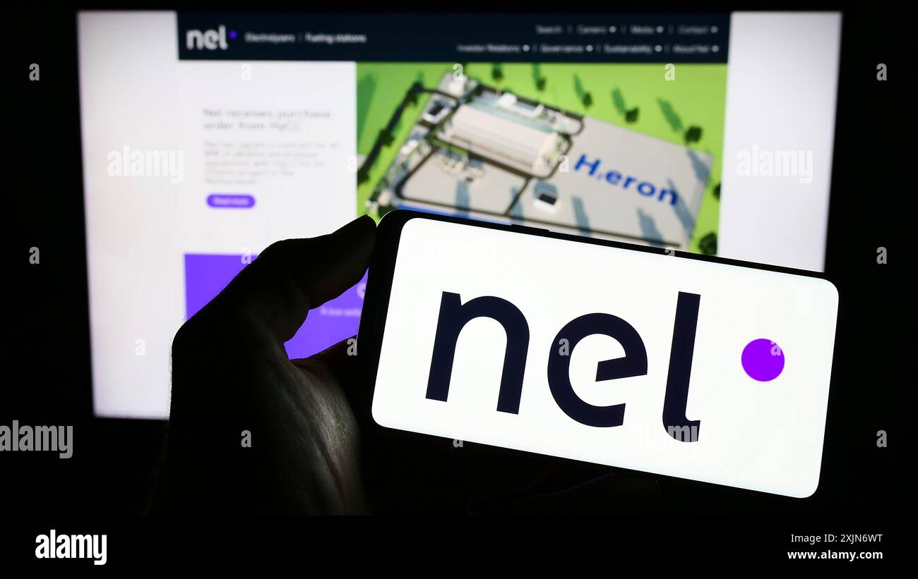 Stuttgart, Deutschland, 19.03.2023: Person, die ein Smartphone mit dem Logo des norwegischen Wasserstoffunternehmens Nel ASA auf dem Bildschirm vor der Website hält. Konzentrieren Sie sich auf Stockfoto