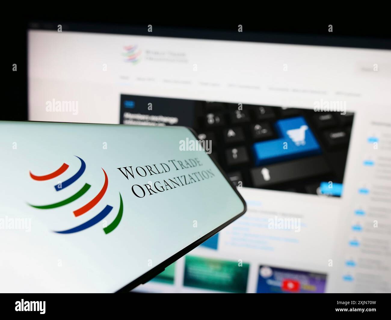 Stuttgart, Deutschland, 25.03.2023: Mobiltelefon mit Logo der Welthandelsorganisation (WTO) auf dem Bildschirm vor der Website. Konzentrieren Sie sich auf die linke Mitte des Telefons Stockfoto Stuttgart, Deutschland, 25.03.2023: Mobiltelefon mit Logo der Welthandelsorganisation (WTO) auf dem Bildschirm vor der Website. Konzentrieren Sie sich auf die linke Mitte des Telefons Stockfoto