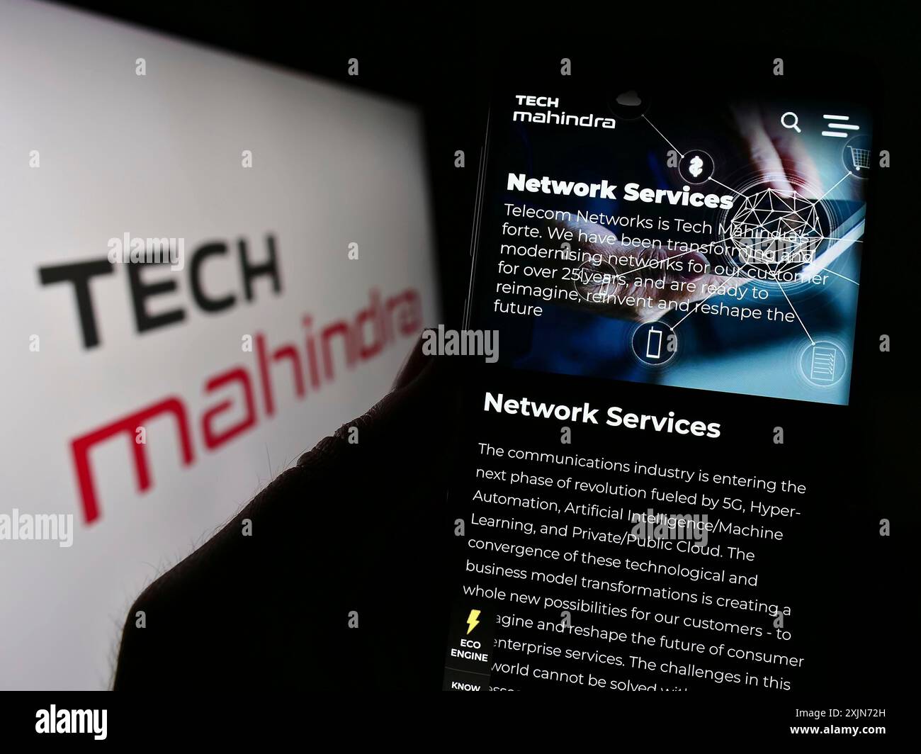 Stuttgart, Deutschland, 25.03.2023: Person, die ein Smartphone hält, mit Webseite des indischen IT-Unternehmens Tech Mahindra Limited auf dem Bildschirm vor dem Logo. Fokus Stockfoto