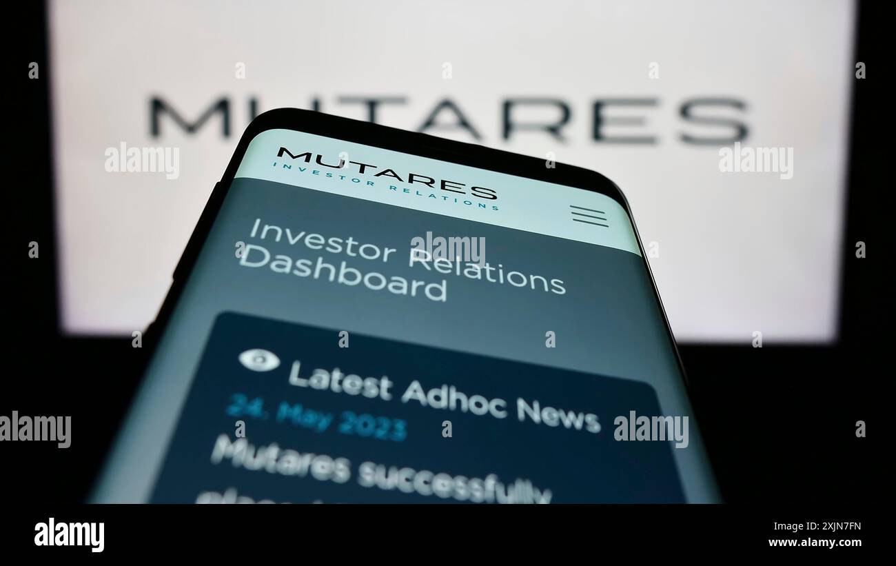 Stuttgart, 24.06.2023: Mobiltelefon mit Webseite der deutschen Investmentgesellschaft Mutares SE Co. KGaA auf dem Bildschirm vor dem Logo. Konzentrieren Sie sich auf Stockfoto
