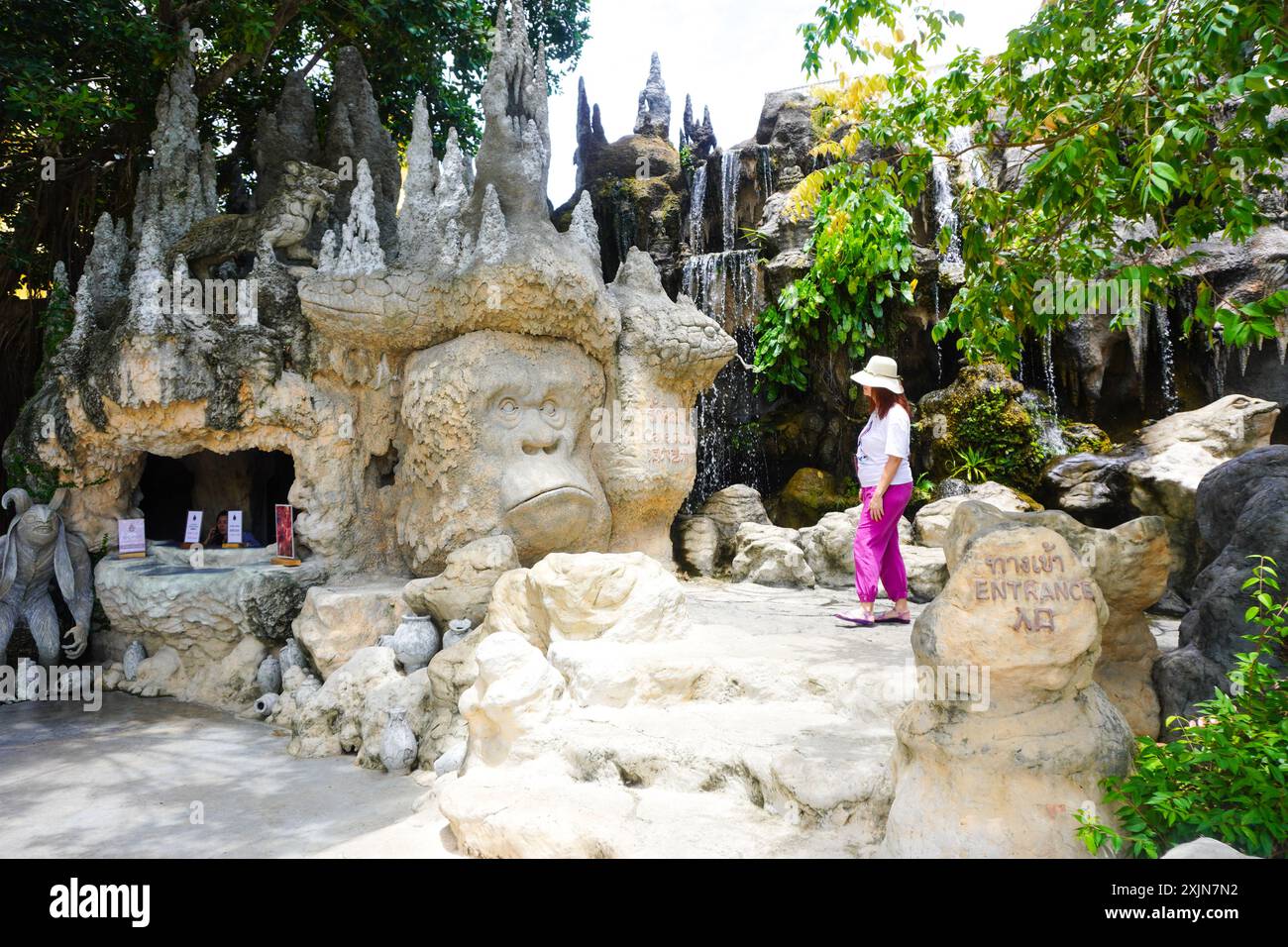 Wasserfall in der Höhle der Künste im weißen Tempel in WatRong Khun, Thailand Stockfoto