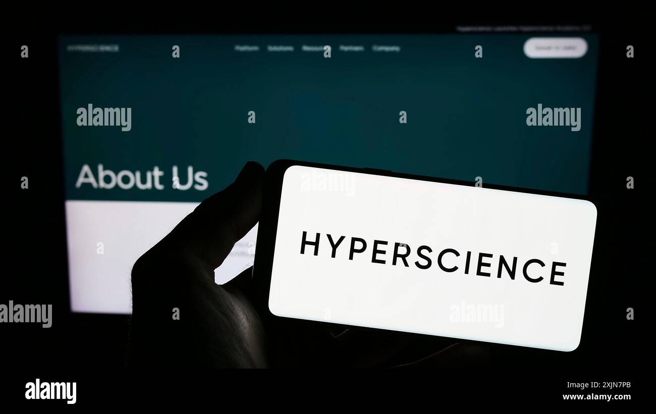 Stuttgart, Deutschland, 19.06.2023: Person, die ein Smartphone hält, mit dem Logo des US-amerikanischen Unternehmens Hyper Labs Inc. (Hyperscience) auf dem Bildschirm vor der Website. Fokus Stockfoto