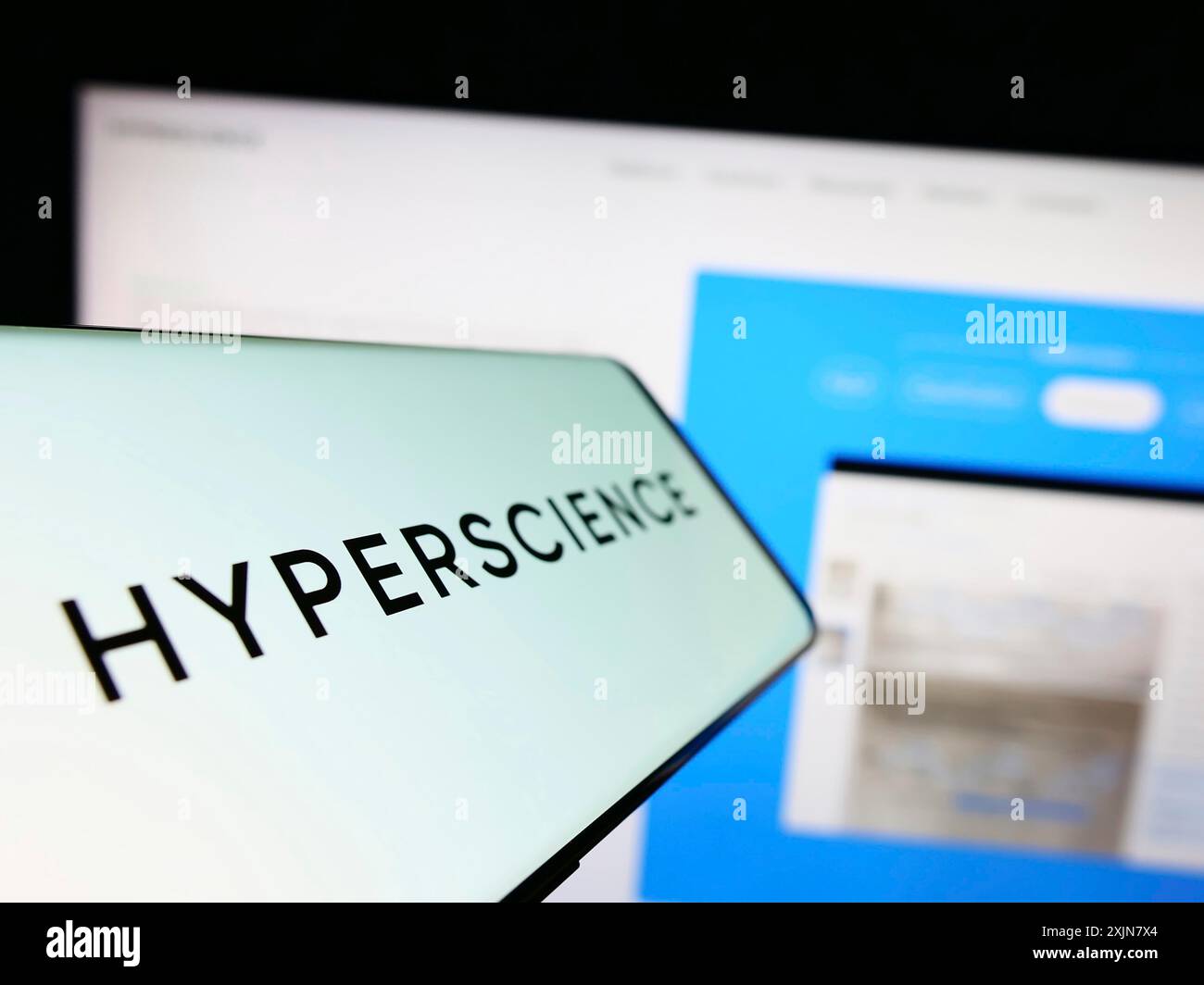 Stuttgart, Deutschland, 19.06.2023: Smartphone mit Logo des US-amerikanischen Unternehmens Hyper Labs Inc. (Hyperscience) auf dem Bildschirm vor der Business-Website. Konzentrieren Sie sich auf Stockfoto