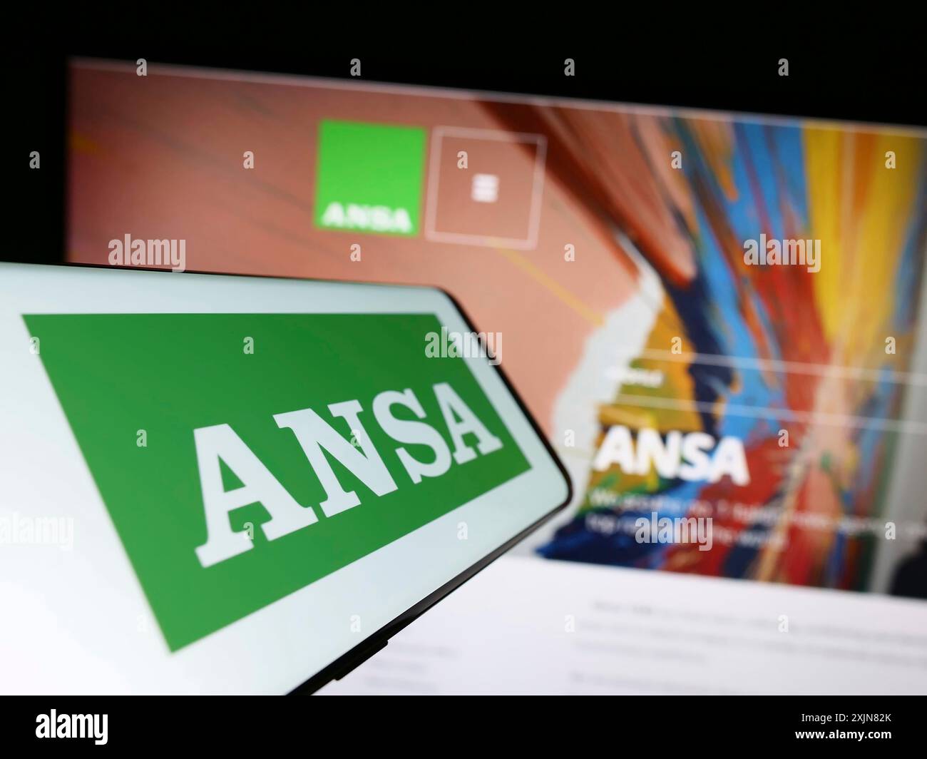 Stuttgart, Deutschland, 18.06.2023: Smartphone mit ANSA-Logo auf dem Bildschirm vor der Website. Konzentrieren Sie sich auf die Mitte des Telefondisplays Stockfoto