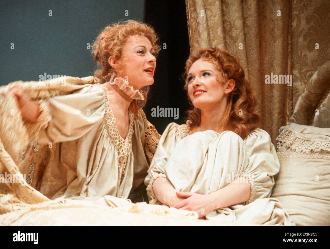 l-r: Geraldine McEwan (Lady brute), Lindsay Duncan (Bellinda) in DER PROVOK'D EHEFRAU von Sir John Vanbrugh am Lyttelton Theatre, National Theatre (NT), London SE1 28/10/1980 Design: Carl Toms Beleuchtung: Robert Bryan Regie: Peter Wood Stockfoto