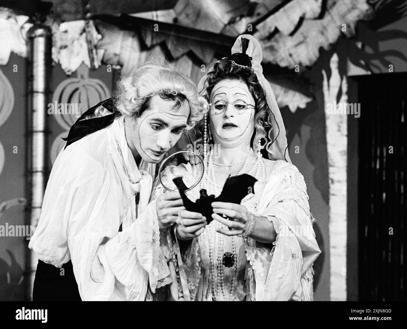 Robert Gwilym (Trusty), Sian Thomas (Isabinda) in WEDLOCK / DEADLOCK von Susanna Centlivre im King's Head Theatre Club, London N1 11/1983 adaptiert und Regie geführt von Fidelis Morgan Komponist: Derek Watson Design: Geoff Rose Choreographie: Stephen Jefferies Stockfoto
