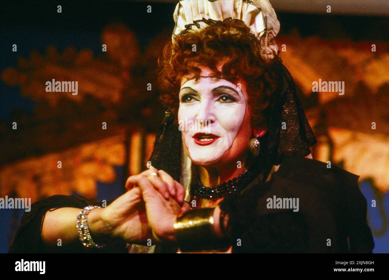 Paola Dionisotti (Lady Mezra) in WEDLOCK / DEADLOCK von Susanna Centlivre im King's Head Theatre Club, London N1 11/1983 adaptiert und Regie geführt von Fidelis Morgan Komponist: Derek Watson Design: Geoff Rose Choreographie: Stephen Jefferies Stockfoto