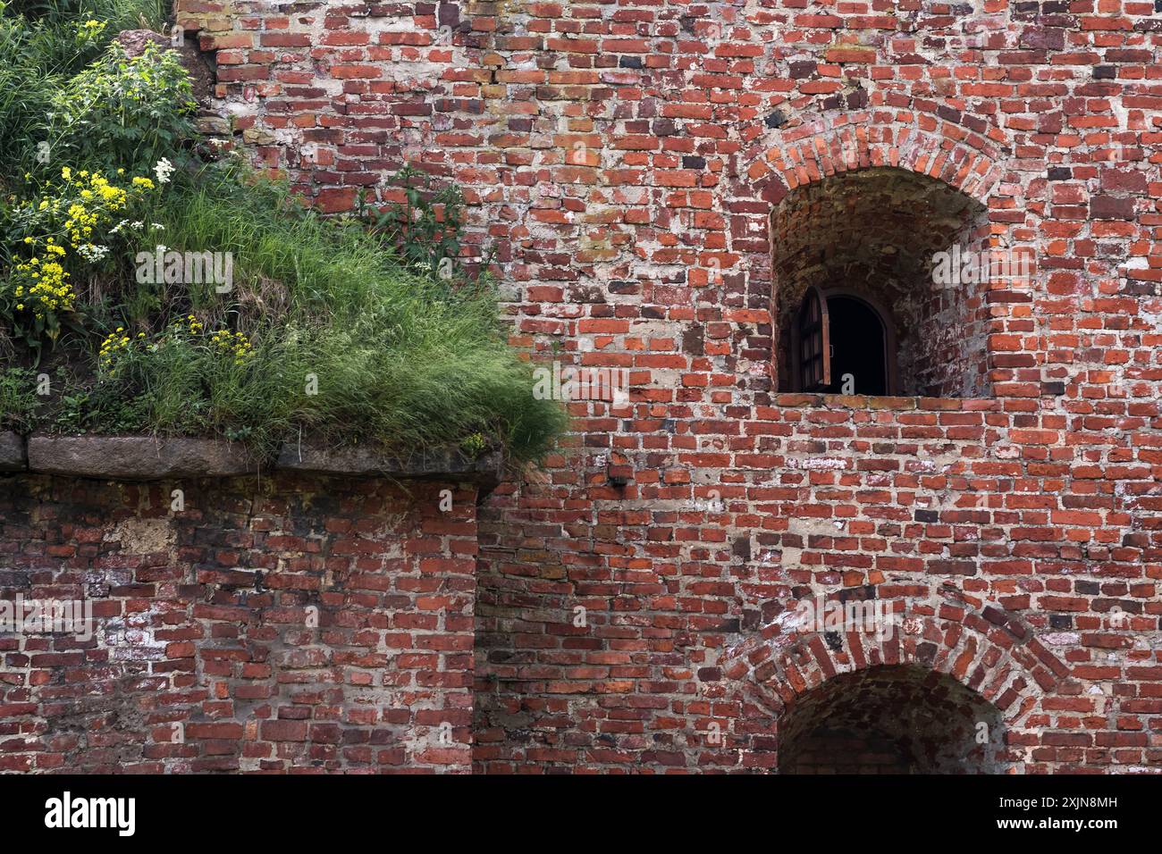 Klassischer architektonischer Hintergrund, Fragment einer Backsteinmauer einer alten Burg Stockfoto