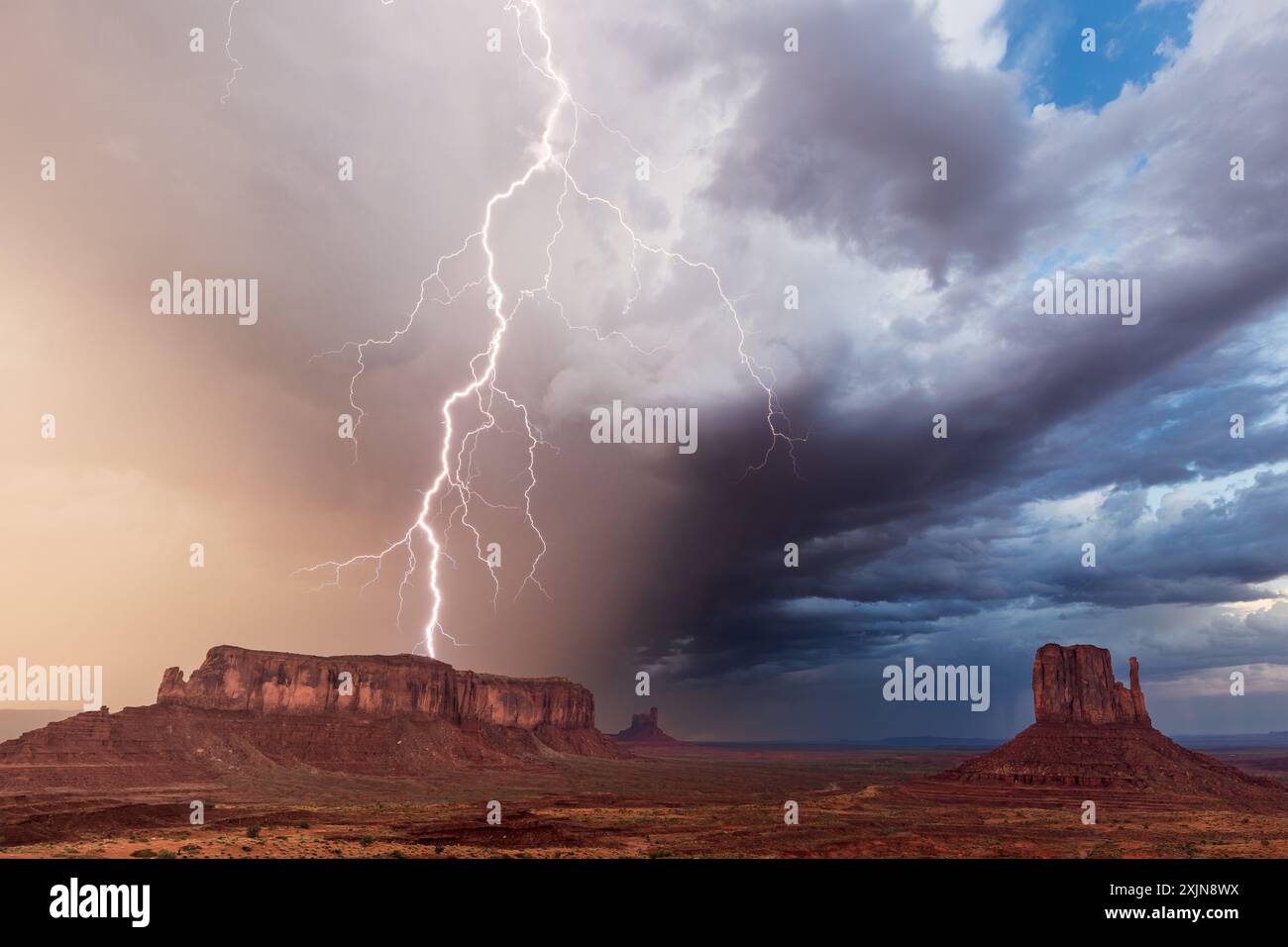 Ein massiver Blitz von einem Monsunsturm im Monument Valley, Arizona Stockfoto