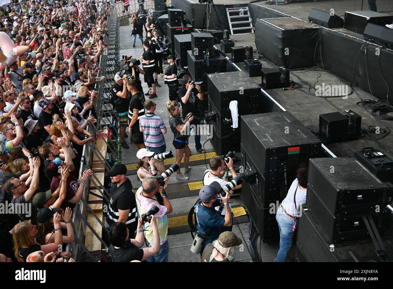 Gute Stimmung auf dem Deichbrand- Festival 2024 Zahlreiche Pressefotografen lichten die Band aus dem Bühnengraben ab. Nordholz Niedersachsen Deutschland *** tolle Atmosphäre beim Deichbrand Festival 2024 zahlreiche Pressefotografen fotografieren die Band aus der Bühnengrube Nordholz Niedersachsen Deutschland Copyright: Xdiebildwerftx Stockfoto