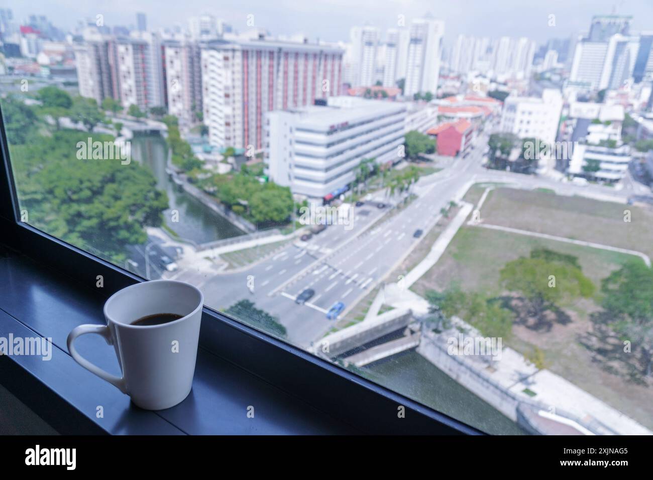 11. Oktober 2019, Singapur, Südostasien: Kaffeetasse neben einem Fenster in einem Hotel mit Stadtblick. Stockfoto