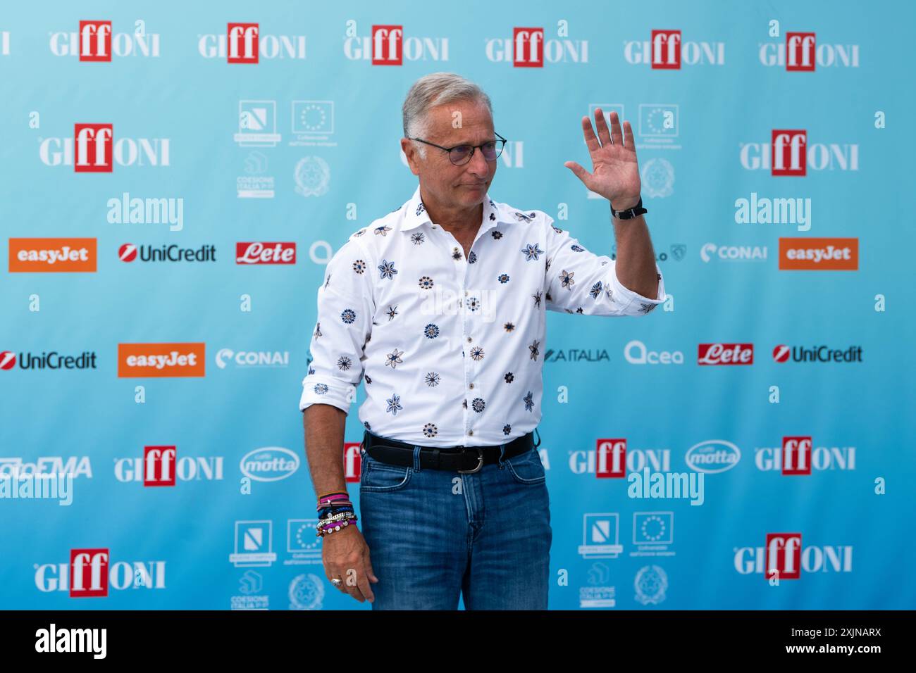 Giffoni Valle Piana, Salerno, Italien. Juli 2024. Der italienische Showman Paolo Bonolis nimmt am Fotobesuch des Giffoni Film Festivals 2024 am 19. Juli 2024 in Giffoni Valle Piana, Salerno, Italien Teil (Foto: © Francesco Luciano/ZUMA Press Wire). Nicht für kommerzielle ZWECKE! Stockfoto