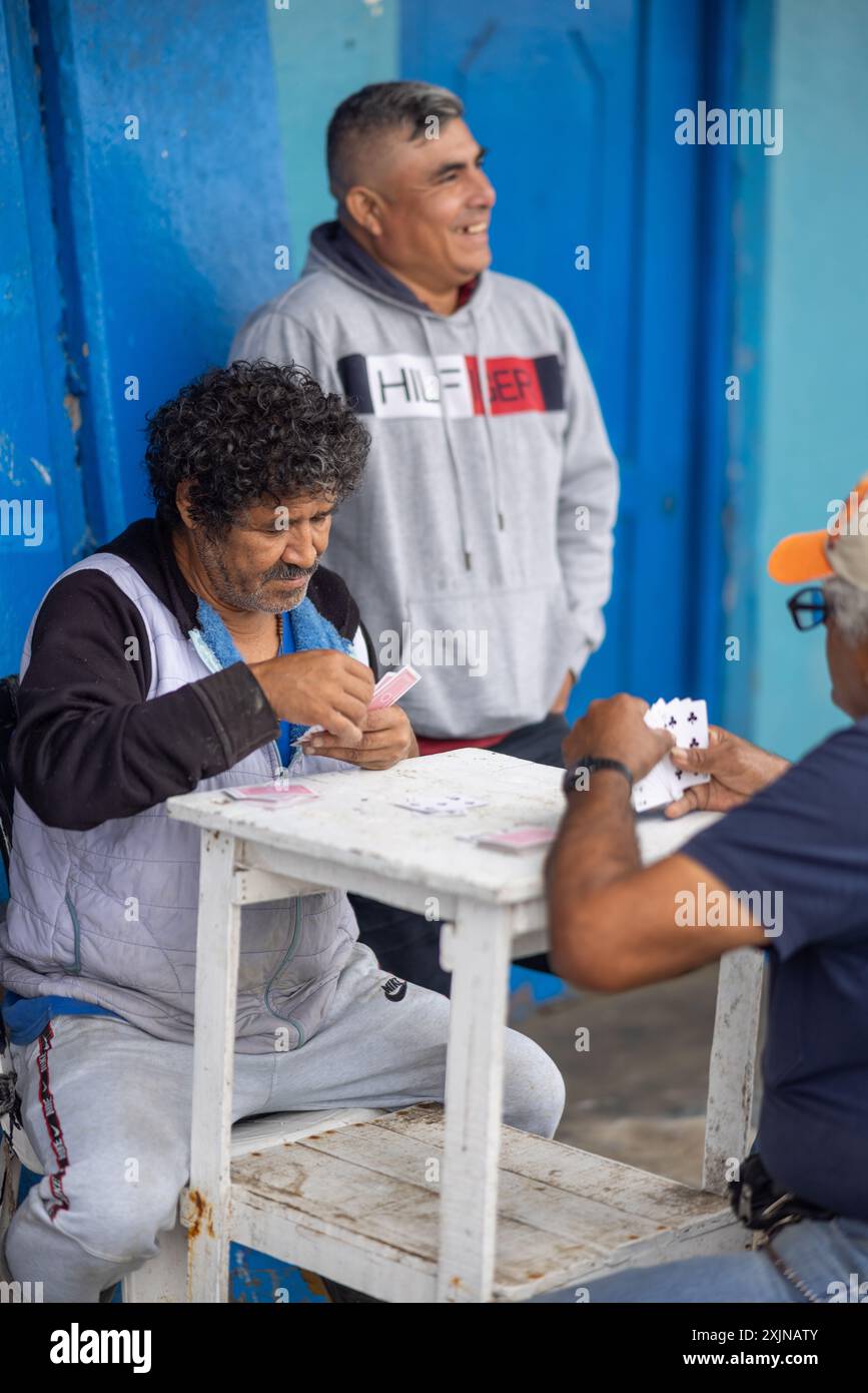 Lima - Peru, 21. Mai 2023 - der Fischereihafen von Lima ist ein Ort der Aktivität, in dem Fischer unermüdlich daran arbeiten, ihren Fang einzubringen. Die Vögel kreisen über den Kopf Stockfoto