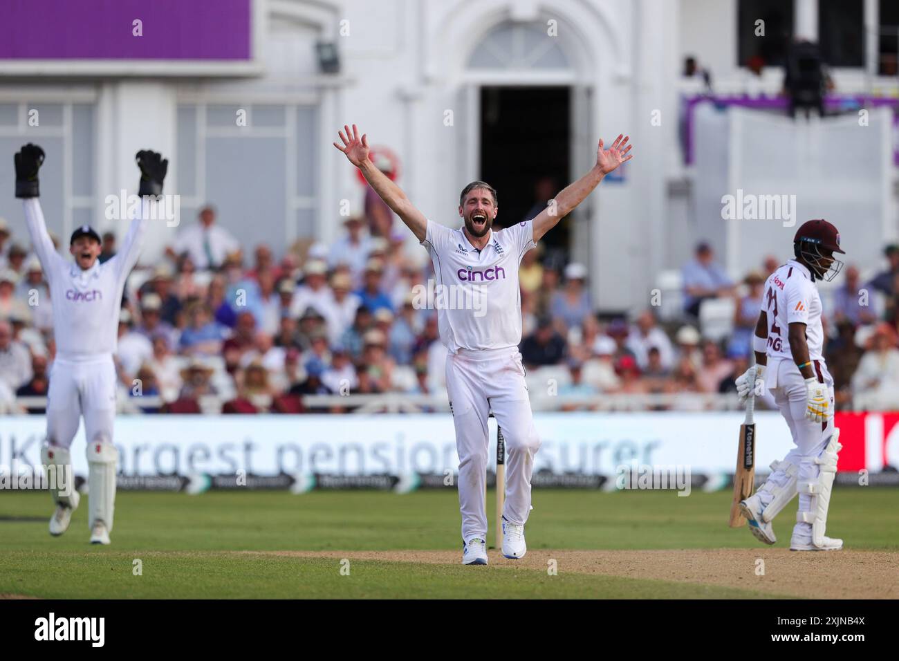 Nottingham, England. Juli 2024. Der englische Chris Woakes tritt erfolgreich gegen Kavem Hodge aus West Indies während des 2. Tages des Rothesay Men's Second Test Matches zwischen England und West Indies in Trent Bridge an. Quelle: Ben Whitley/Alamy Live News Stockfoto