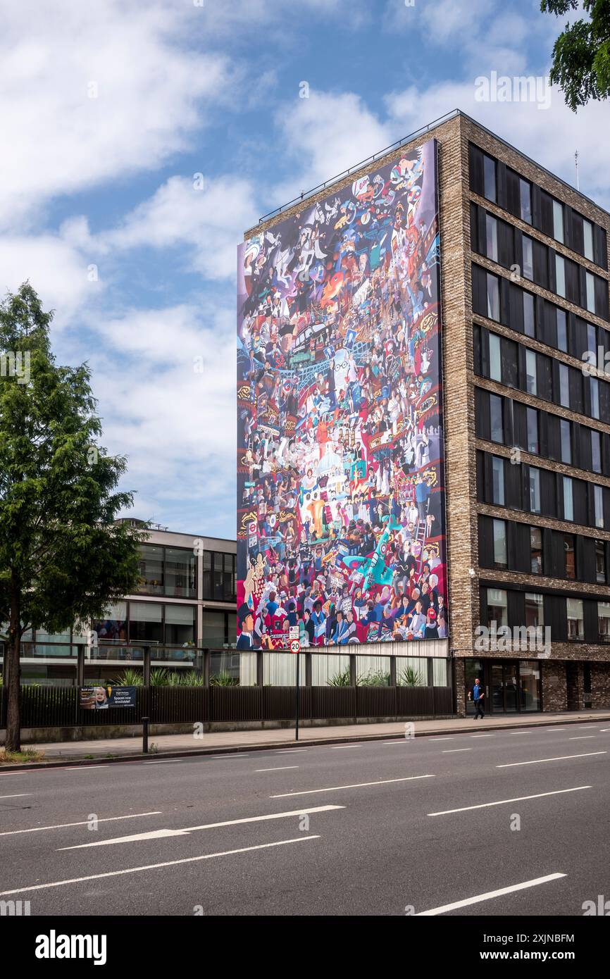 Hamopstead North West London, 19. Juli 2024. Der Künstler Leon Fenter wurde beauftragt, seine Vision des jüdischen London zu kreieren. Das Ergebnis war eine neunstöckige, kaleidoskopische Kollision von Geschichten aus Vergangenheit und Gegenwart außerhalb des JW3, des jüdischen Cultral-Zentrums an der Finchley Road, London. Das Wandgemälde ist Leons bislang größtes Kunstwerk. Berühmte Gesichter sind Amy Winehouse, David Baddiel, Marjorie Proops, Michael Fish und viele mehr. Die öffentlichen Arbeiten kosteten £ 60,000 Stockfoto