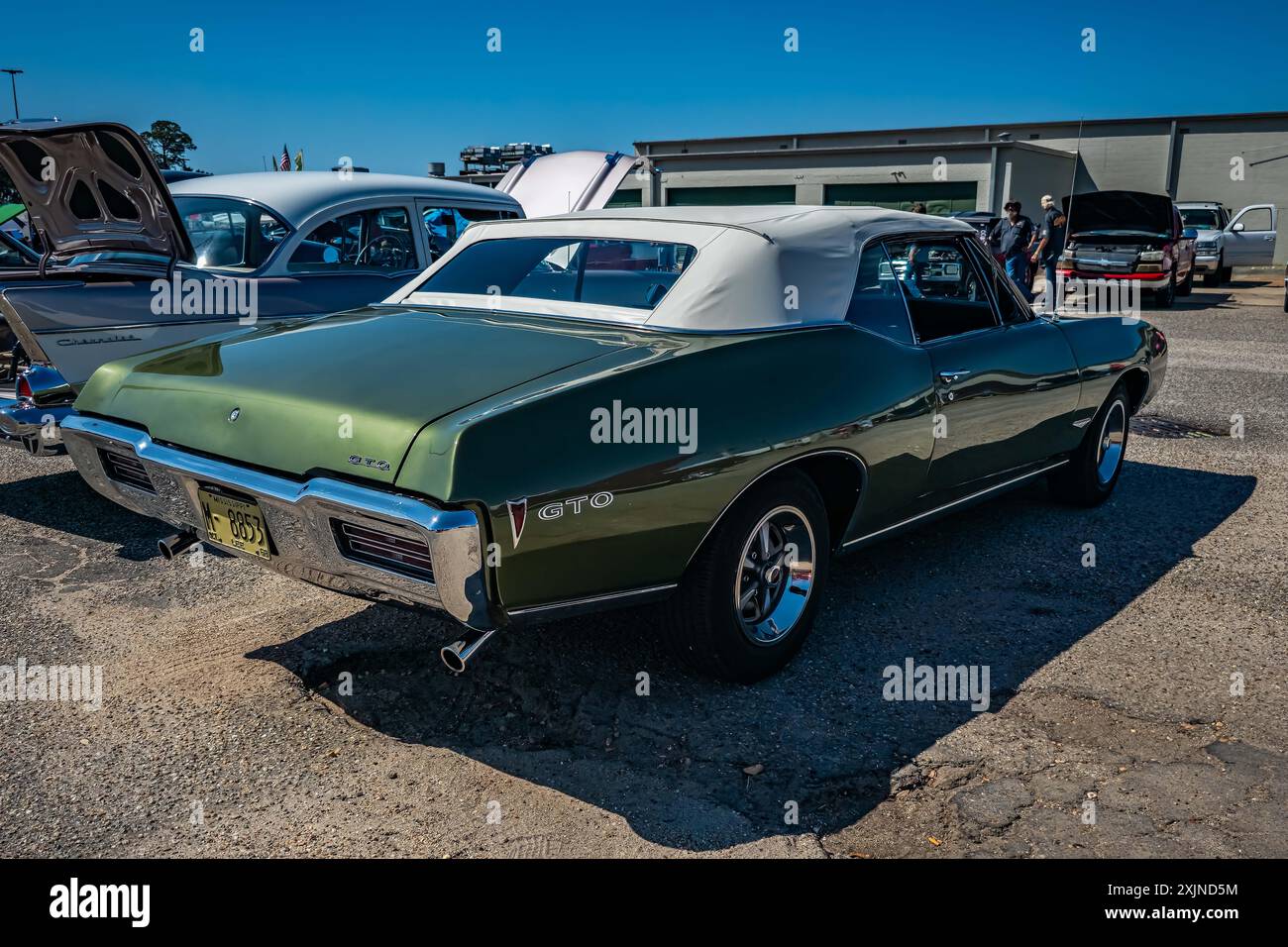 Gulfport, MS - 01. Oktober 2023: Hochperspektivische Rückansicht eines Pontiac GTO Cabriolets aus dem Jahr 1968 auf einer lokalen Autoshow. Stockfoto