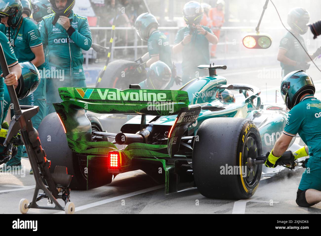 Mogyorod, Ungarn. Juli 2024. Formel 1 großer Preis von Ungarn in Hungaroring, Ungarn. Im Bild: Aston Martin Aramco F1 Team Boxenstopps während der zweiten Trainingseinheit © Piotr Zajac/Alamy Live News Stockfoto