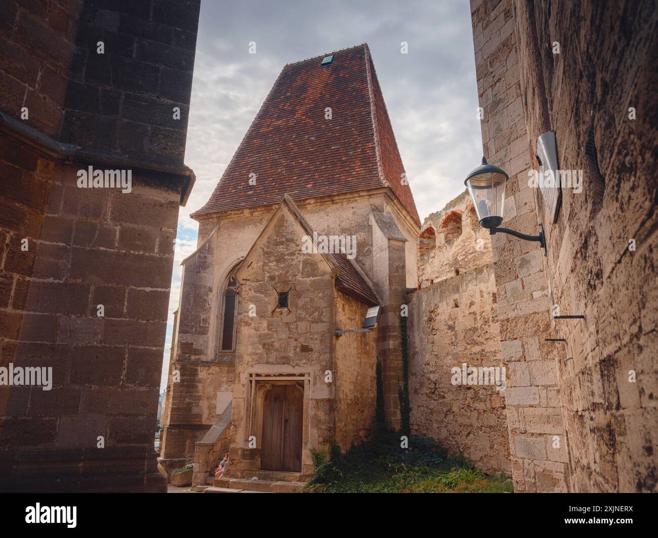 Perchtoldsdorf, Österreich - 22. JULI 2023. Details zur Pfarrkirche hl. Katholische Augustinus-Kirche, erbaut im 15. Und 16. Jahrhundert. Stadt Perchtoldsdorf, Landkreis Moedling, Niederösterreich. Stockfoto