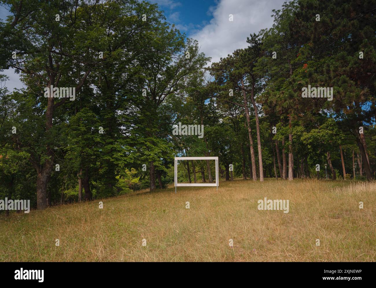 Perchtoldsdorf, Österreich - 22. JULI 2023. Stadtpark. Historische Altstadt mit befestigtem Turm, erbaut im 15. Und 16. Jahrhundert. Stadt Perchtoldsdorf, Landkreis Moedling, Niederösterreich. Stockfoto