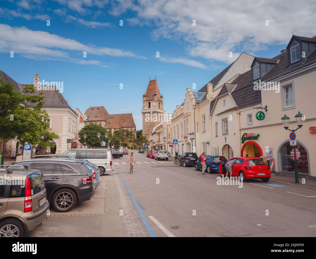 Perchtoldsdorf, Österreich - 22. JULI 2023. Historische Altstadt mit befestigtem Turm, erbaut im 15. Und 16. Jahrhundert. Stadt Perchtoldsdorf, Landkreis Moedling, Niederösterreich. Stockfoto