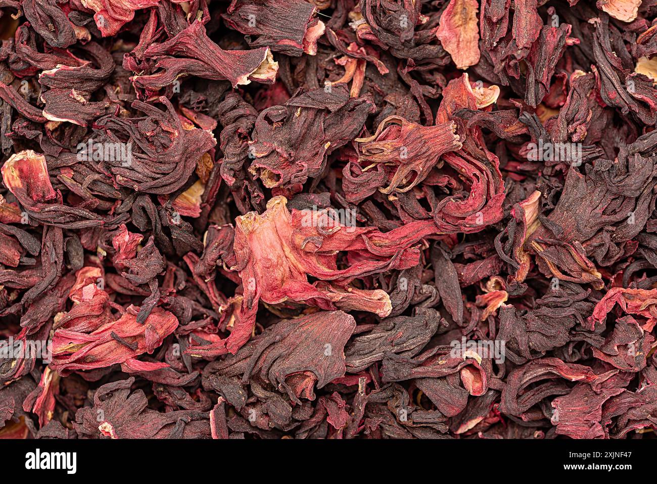Makrofotografie von Hibiskus-Tee; locker; Blütenblatt; rot; Kräuter; roselle, Karkade, Blume, Antioxidans; organisch; traditionell; aromatisch; roh; Haufen; Getränk Stockfoto