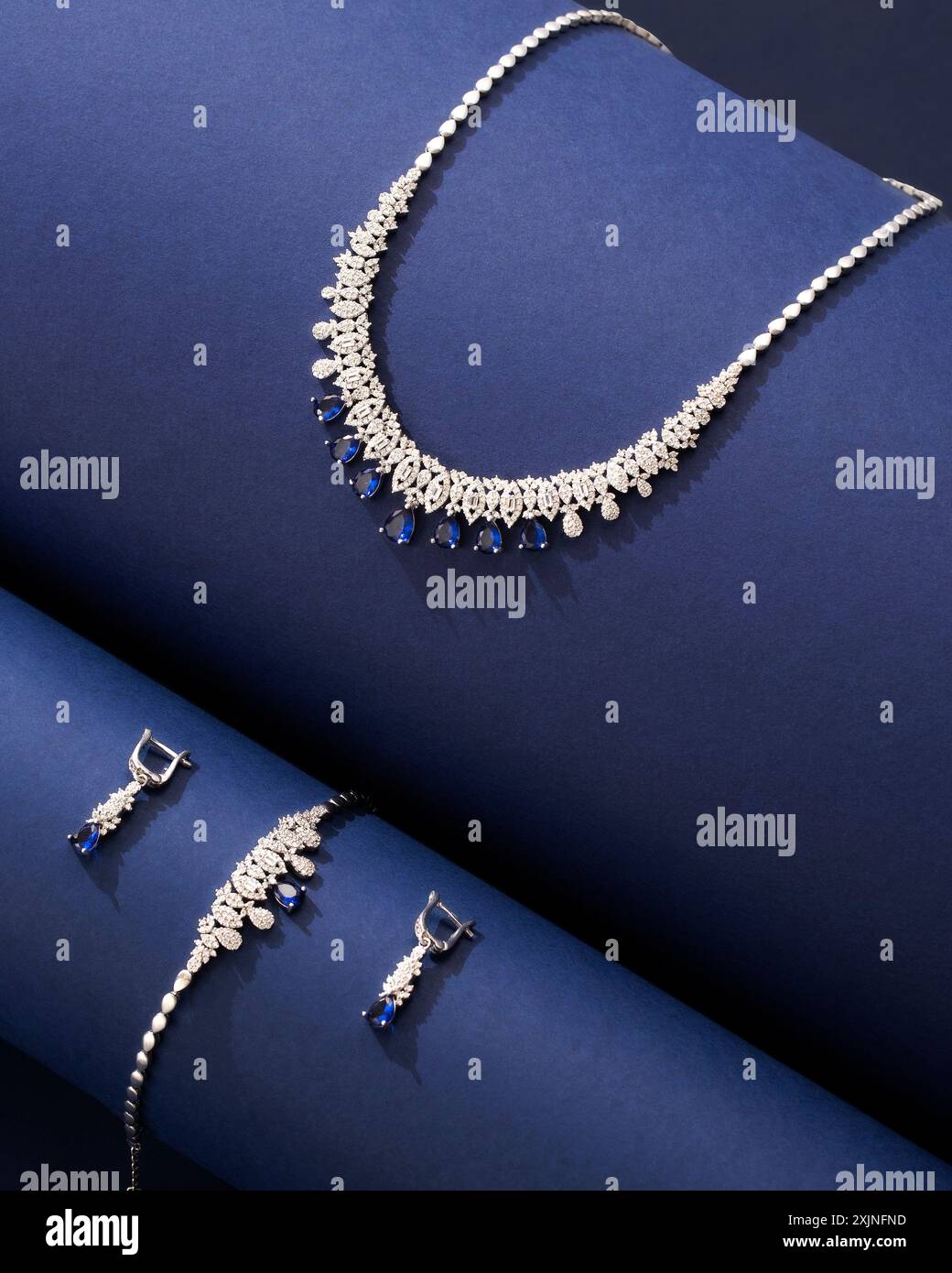 Stilvolles Schmuckset mit Halskette, Armband und Ohrringen mit blauen Edelsteinen Stockfoto