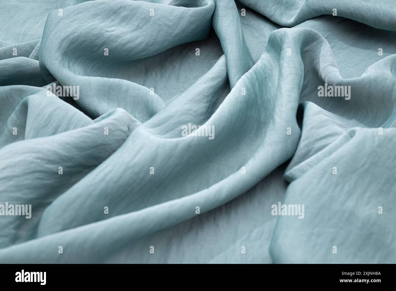 Weiches, fließendes blaues Material in Nahaufnahme Stockfoto