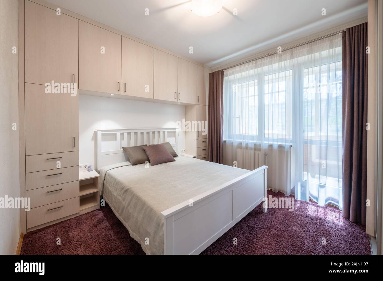 Luxuriöses Hauptschlafzimmer innen, modernes Haus, schöne Innenräume, großes Schlafzimmer. Stockfoto