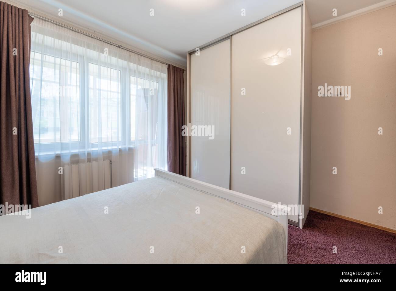 Luxuriöses Hauptschlafzimmer innen, modernes Haus, schöne Innenräume, großes Schlafzimmer. Stockfoto