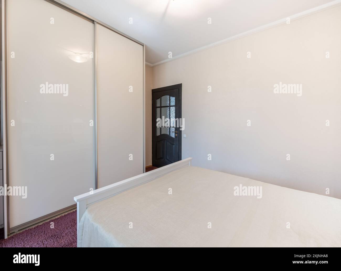 Luxuriöses Hauptschlafzimmer innen, modernes Haus, schöne Innenräume, großes Schlafzimmer. Stockfoto