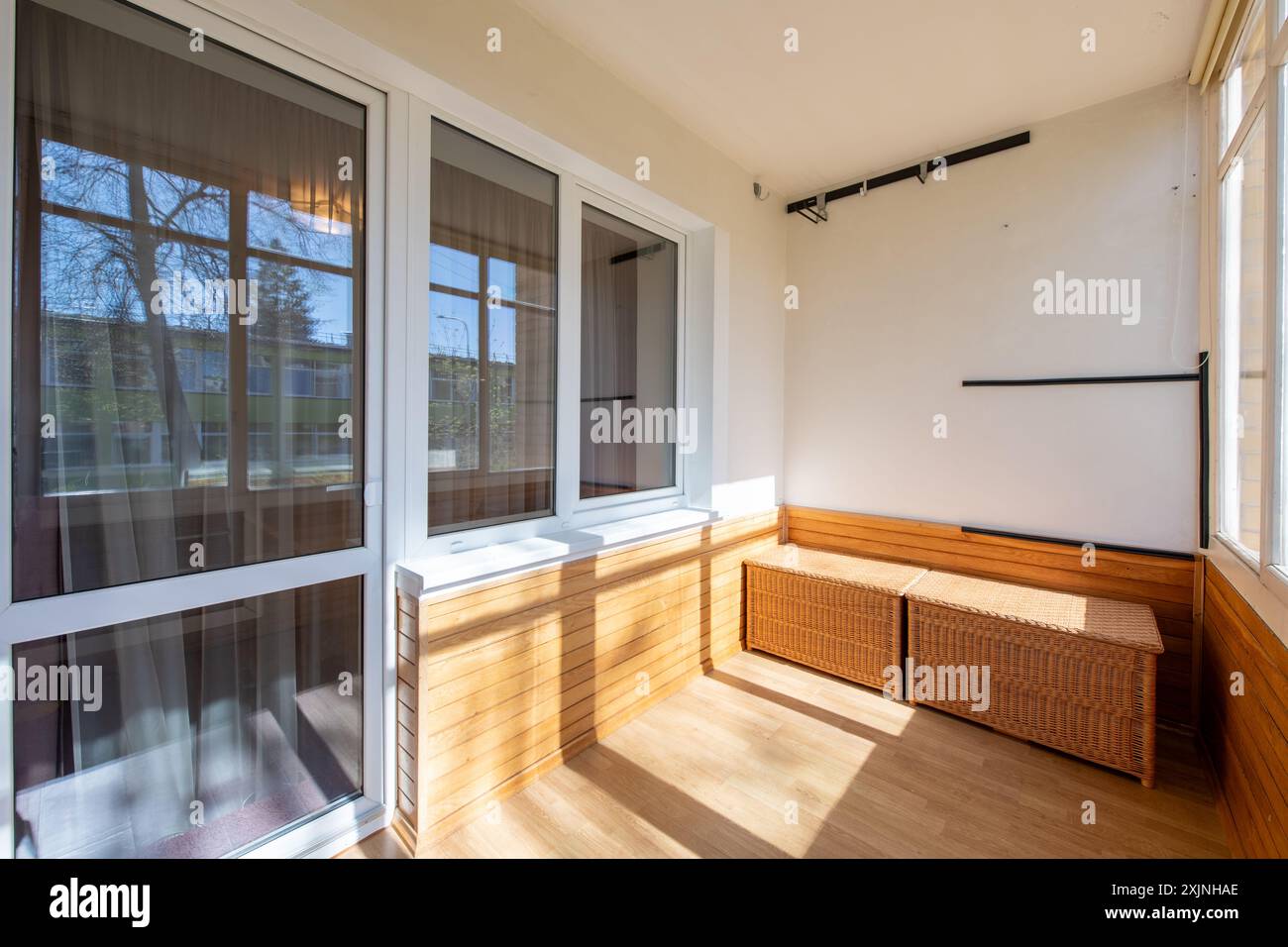 Home Inneres des gemütlichen Balkons mit Holzwänden. Sonnenlicht. Stockfoto