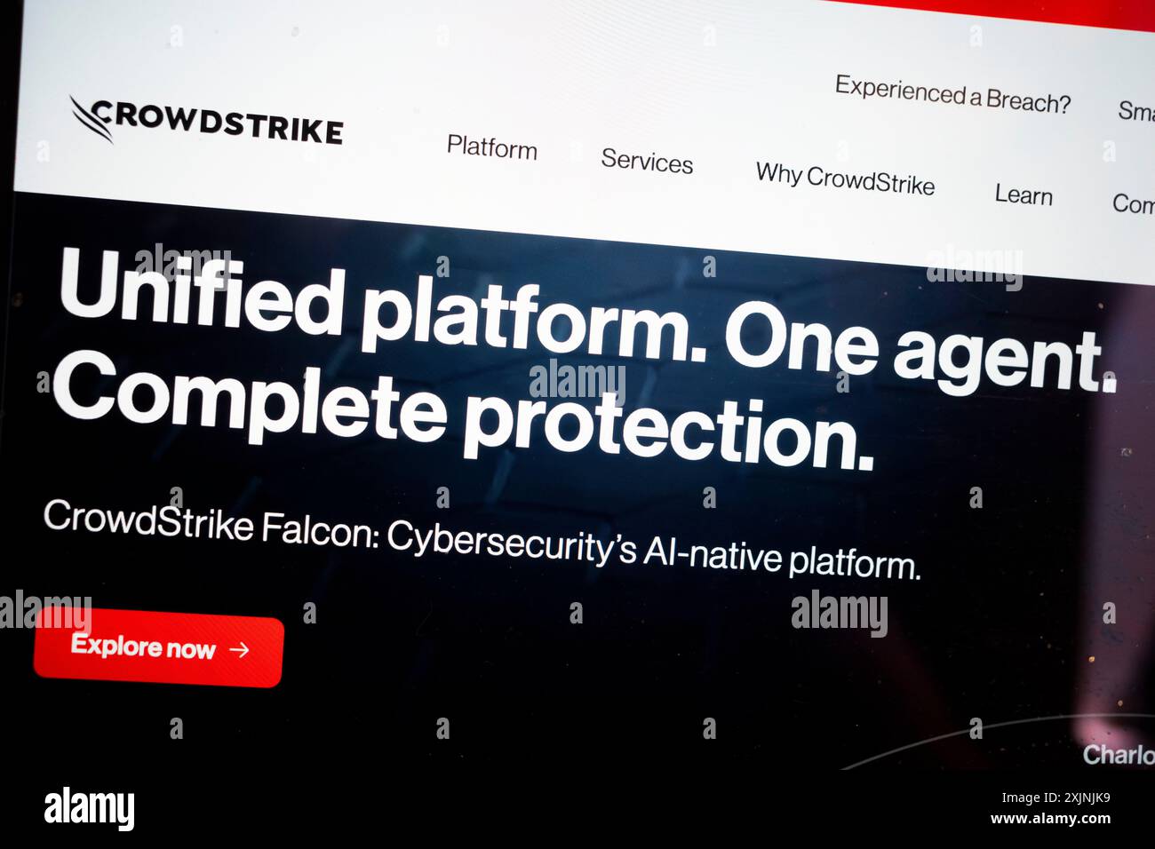 Internet, USA. Juli 2024. CrowdStrike, ein führendes Unternehmen für Cybersicherheit, hat kürzlich erhebliche Ausfälle erlebt, die seine Services beeinträchtigen. Diese Unterbrechungen haben die Fähigkeit des Unternehmens beeinträchtigt, seinen Kunden unterbrechungsfreien Endpoint-Schutz und die Erkennung von Bedrohungen bereitzustellen, und führten zu Flugverzögerungen und Ausfällen für Microsoft-Teams. Die Ausfälle haben bei den Benutzern Bedenken hinsichtlich der Zuverlässigkeit und Ausfallsicherheit der Infrastruktur von CrowdStrike ausgelöst. CEO George Kurtz hat die Probleme öffentlich anerkannt und betont, dass das Unternehmen rund um die Uhr daran arbeitet, Fu wiederherzustellen Stockfoto