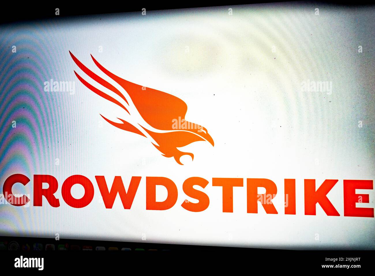 Internet, USA. Juli 2024. CrowdStrike, ein führendes Unternehmen für Cybersicherheit, hat kürzlich erhebliche Ausfälle erlebt, die seine Services beeinträchtigen. Diese Unterbrechungen haben die Fähigkeit des Unternehmens beeinträchtigt, seinen Kunden unterbrechungsfreien Endpoint-Schutz und die Erkennung von Bedrohungen bereitzustellen, und führten zu Flugverzögerungen und Ausfällen für Microsoft-Teams. Die Ausfälle haben bei den Benutzern Bedenken hinsichtlich der Zuverlässigkeit und Ausfallsicherheit der Infrastruktur von CrowdStrike ausgelöst. CEO George Kurtz hat die Probleme öffentlich anerkannt und betont, dass das Unternehmen rund um die Uhr daran arbeitet, Fu wiederherzustellen Stockfoto