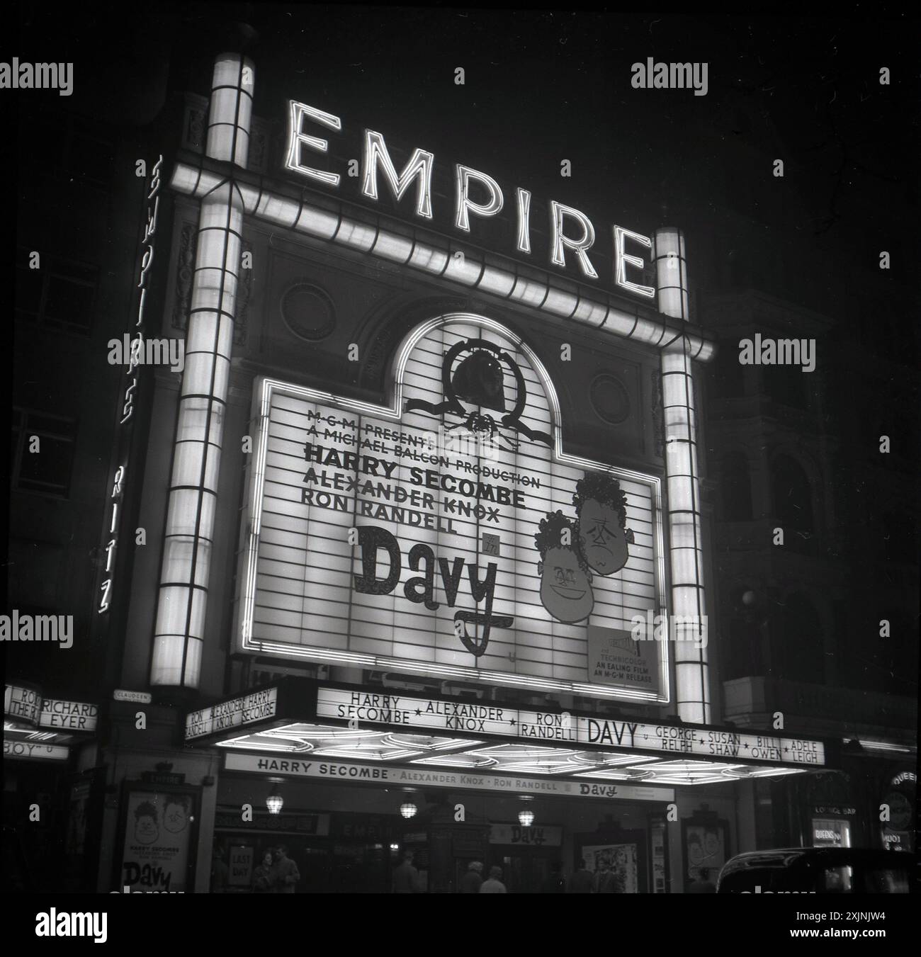 1960er Jahre, historischer Blick auf das Empire Cinema, Leicester Square, London, England, Großbritannien, wo der Film Davy mit Harry Secombe, der populären britischen Radio-Persönlichkeit der Epoche. Dies war eine MGM-Veröffentlichung von an Ealing Film, der letzte von den britischen Studios gedreht wurde. Es war der erste britische Film, der in Technirama gedreht wurde. Ursprünglich 1884 als Varieté-Theater erbaut, wurde das Empire 1925 von Metro-Goldwyn-Mayer erworben und zum Kino umgebaut, um Filme zu zeigen. Stockfoto