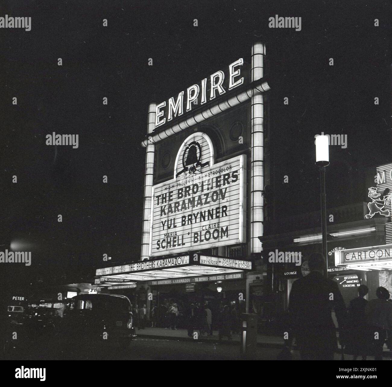 1958, historisch, Äußere des Empire Cinema, Leicester Square, London, England, Großbritannien, dort wird der Film The Brothers Karamazov mit Yul Brynner, Maria Schelll & Claire Bloom, präsentiert von MGM in Metrocolor, gezeigt. Ursprünglich 1884 als Varieté-Theater erbaut, wurde es 1925 von Metro-Goldwyn-Mayer erworben und als Kino für Filmvorführungen umgebaut. Stockfoto