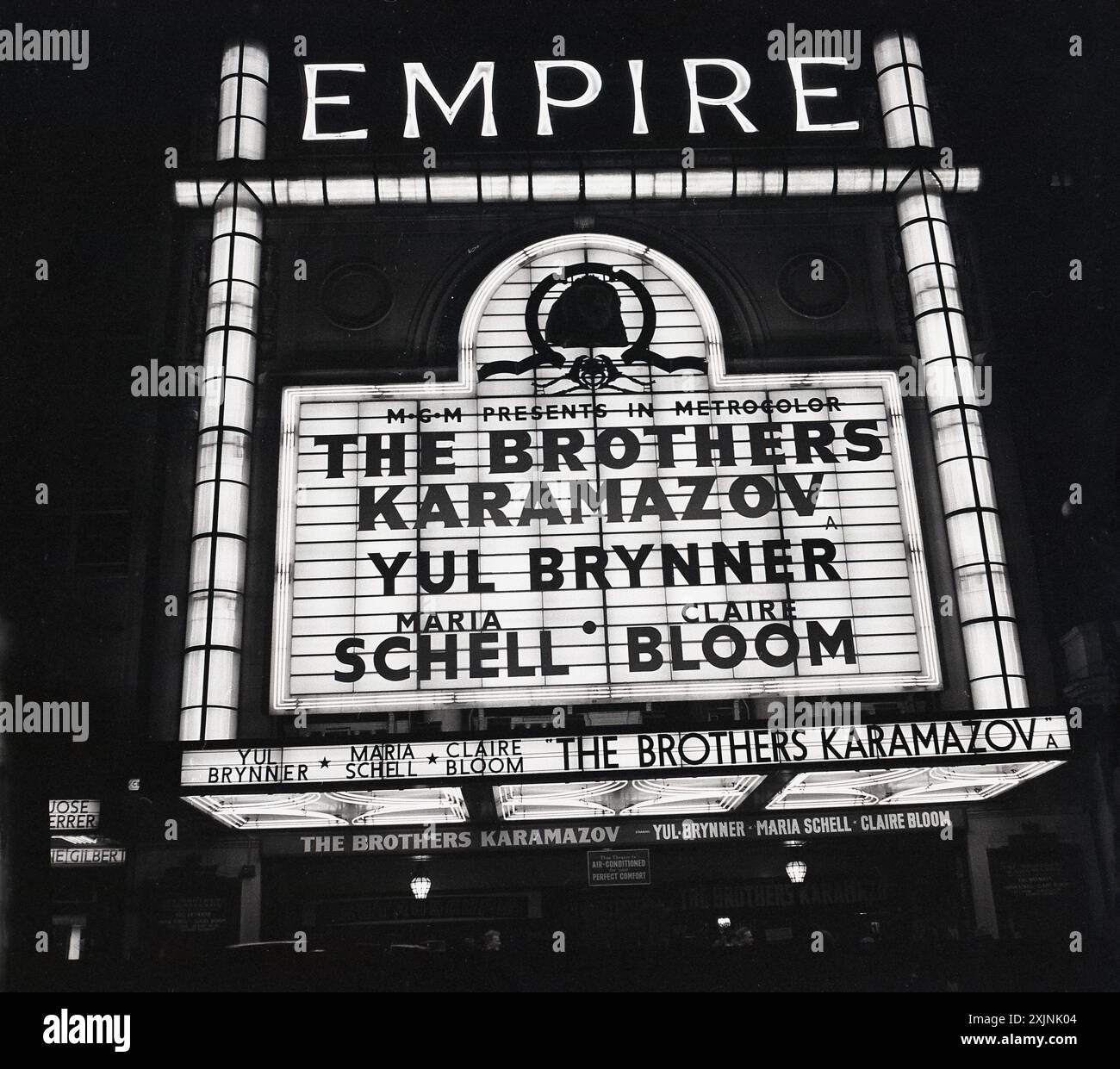 1958, historisch, Äußere des Empire Cinema, Leicester Square, London, England, Großbritannien, dort wird der Film The Brothers Karamazov mit Yul Brynner, Maria Schelll & Claire Bloom, präsentiert von MGM in Metrocolor, gezeigt. Ursprünglich 1884 als Varieté-Theater erbaut, wurde das Empire 1925 von Metro-Goldwyn-Mayer erworben und zum Kino umgebaut, um Filme zu zeigen. Stockfoto