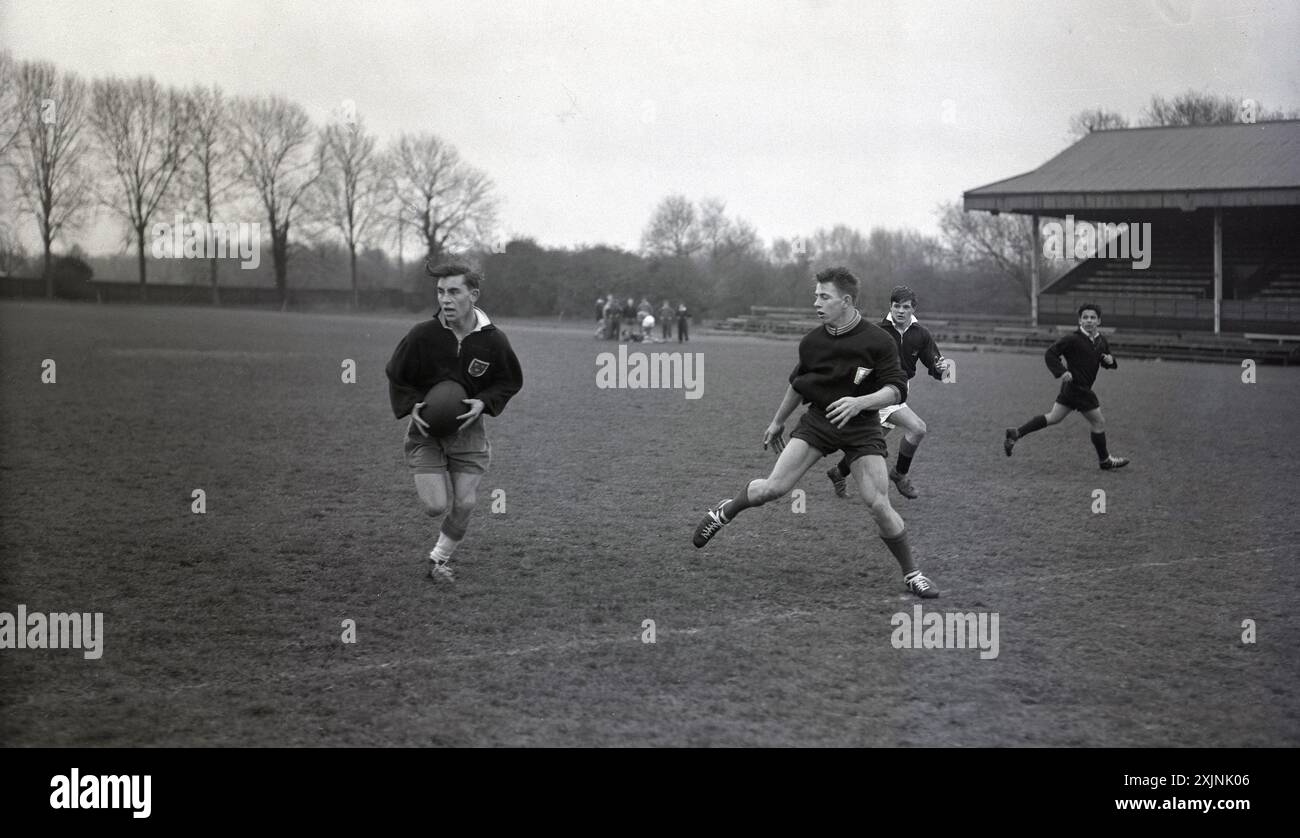 1950er Jahre, historische Rugby-union, Spieler auf dem Spielfeld, die an einem Training teilnehmen, in einem 7:1-Side-Wettbewerb. Stockfoto