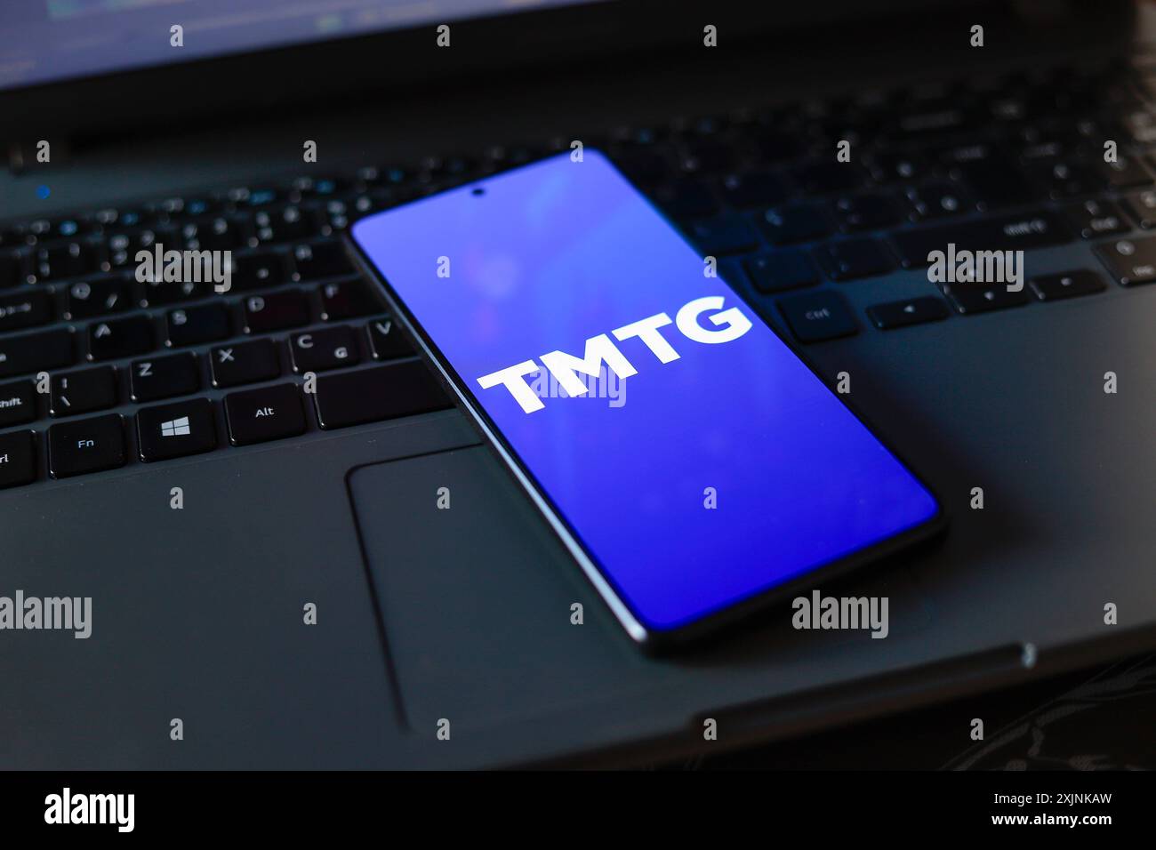 In dieser Fotoabbildung wird das Logo der Trump Media & Technology Group Corp. (TMTG) auf einem Smartphone-Bildschirm angezeigt. Stockfoto