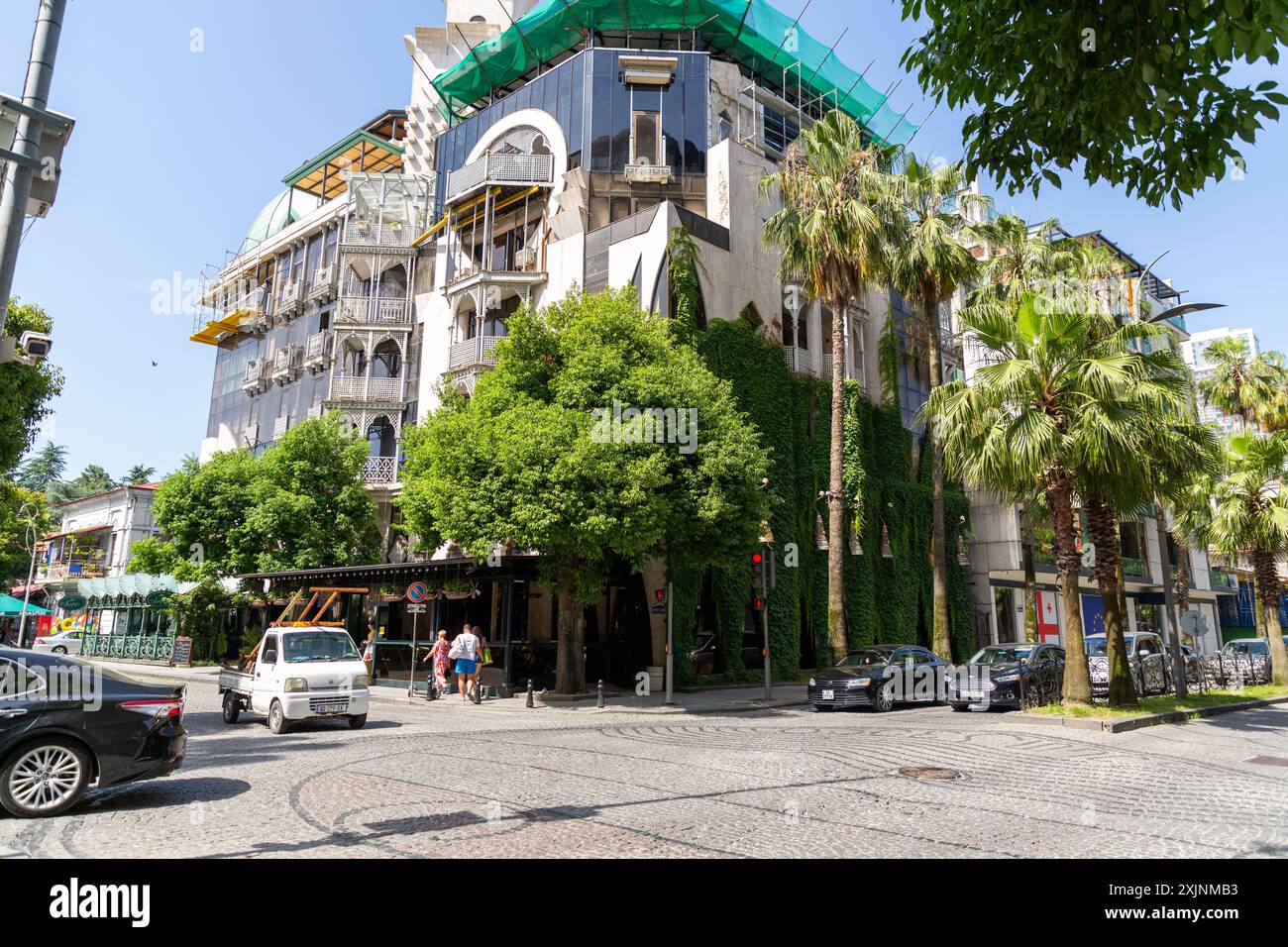 Batumi, Georgien - 13. JUNI 2024: Traditionelle georgianische Architektur und Blick auf die Straße in Batumi, Adjara, Georgien. Stockfoto