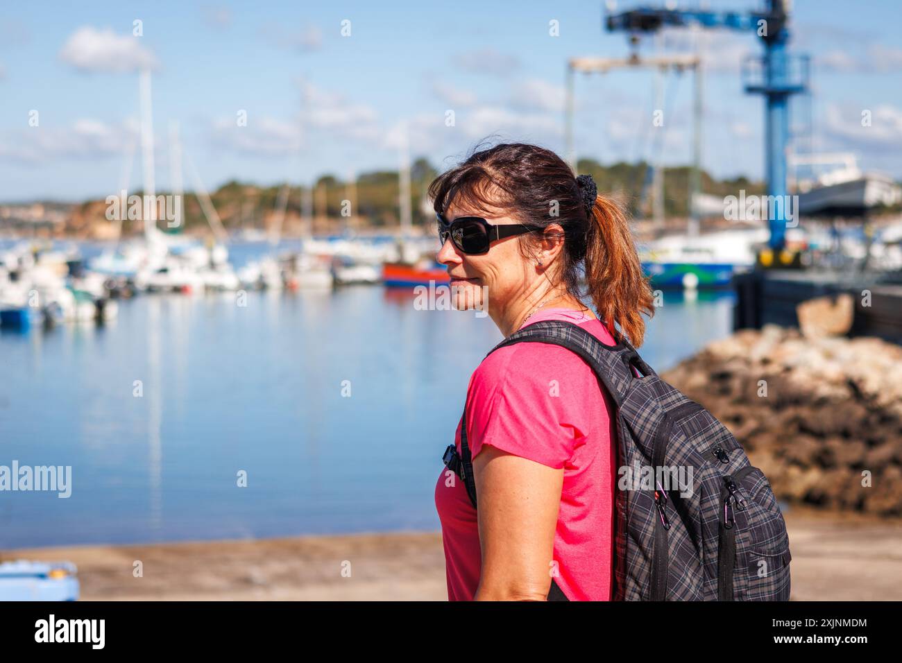 Frau, die beim Wandern am Meer im typischen Dorf Alvor in der Algarve, Portugal, steht Stockfoto