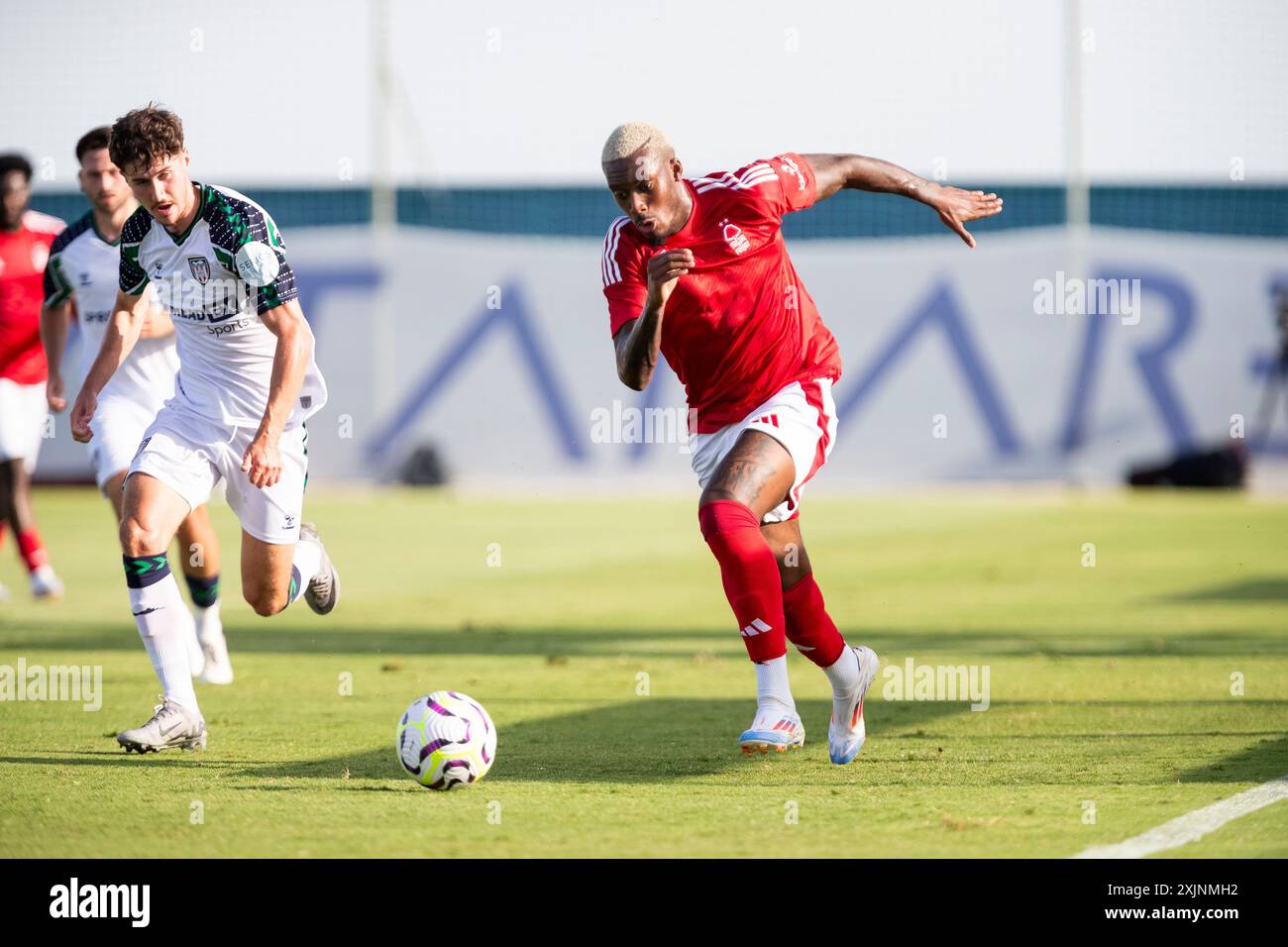 San Pedro Del Pinatar, Spanien. Juli 2024. Callum Hudson-Odoi England Stürmer von Nottingham Forest, während des Spiels NOTTINGHAM FOREST FC gegen SUNDERLAND AFC, erstes Sommerspiel im Freundschaftsspiel, Pinatar Arena Football Center, San Pedro del Pinatar, Region Murcia. Juli 2024. Quelle: Pascu Méndez/Alamy Live News Stockfoto