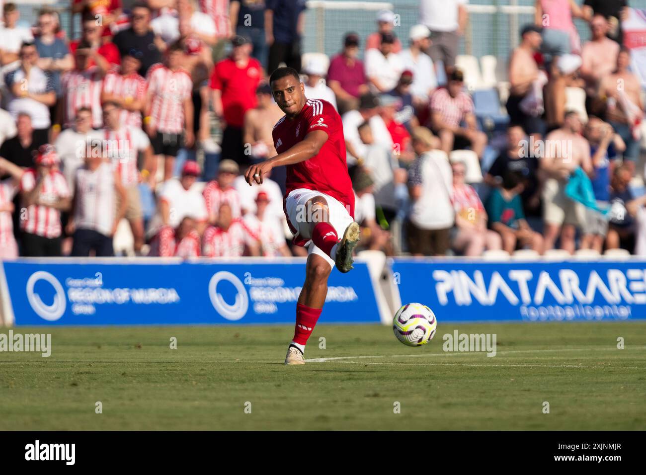 San Pedro Del Pinatar, Spanien. Juli 2024. Murillo Santiago Costa dos Santos brasilianischer Verteidiger von Nottingham Forest, während des Spiels NOTTINGHAM FOREST FC gegen SUNDERLAND AFC, erstes Sommerspiel im Freundschaftsspiel, Pinatar Arena Football Center, San Pedro del Pinatar, Region Murcia. Juli 2024. Quelle: Pascu Méndez/Alamy Live News Stockfoto