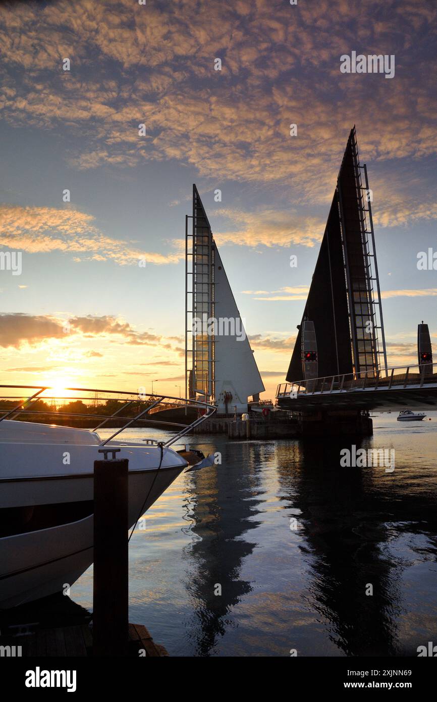 Die Twin Sails Bridge, auch bekannt als Second Harbour Crossing, ist eine zweiblättrige Klappbrücke in Poole, Dorset, England. Stockfoto