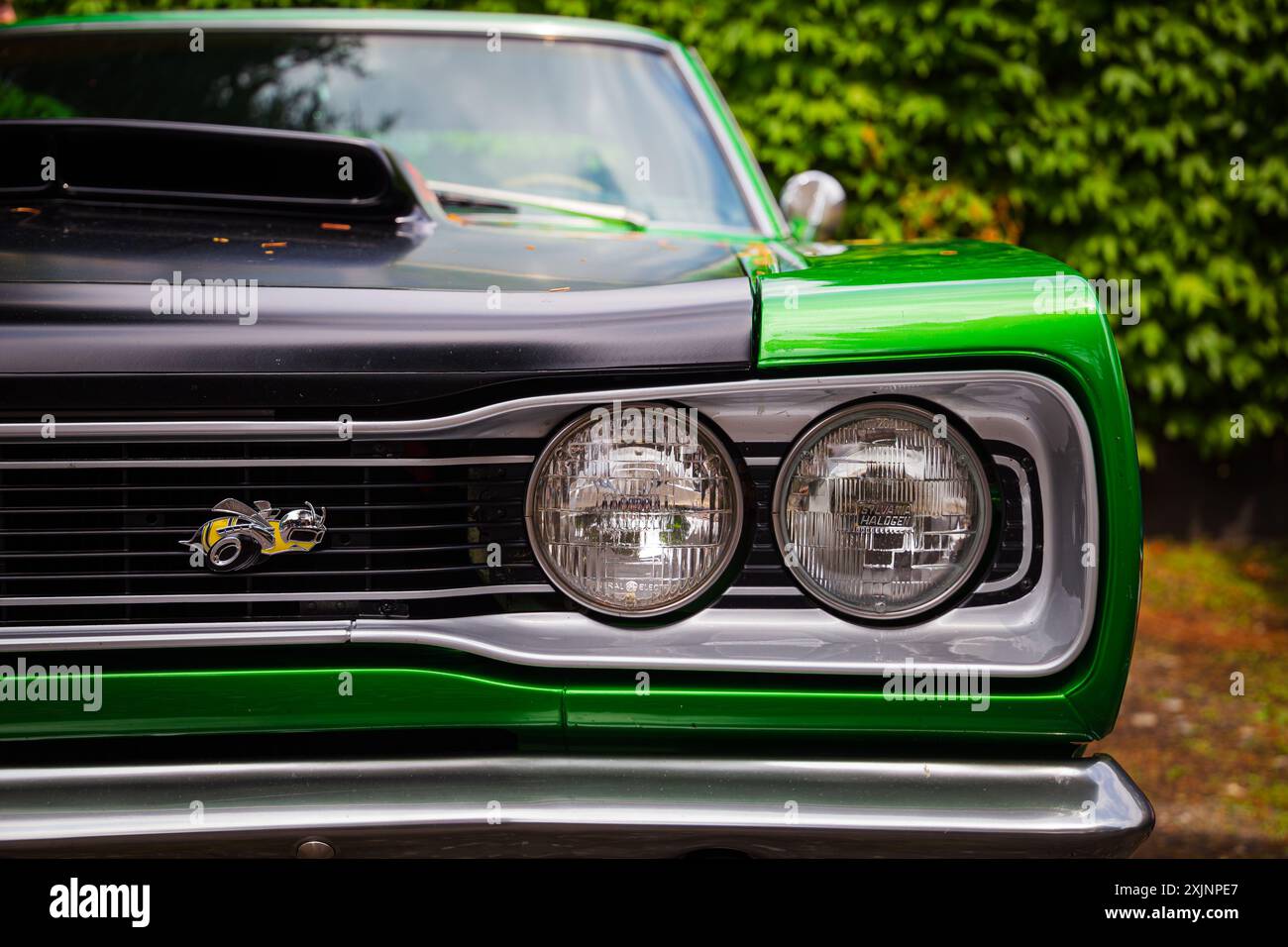 Der Dodge Coronet Super Bee mit seinem leistungsstarken Motor und dem klassischen Muscle Car-Design begeistert das Publikum auf der amerikanischen Automobilausstellung und präsentiert seine Stockfoto