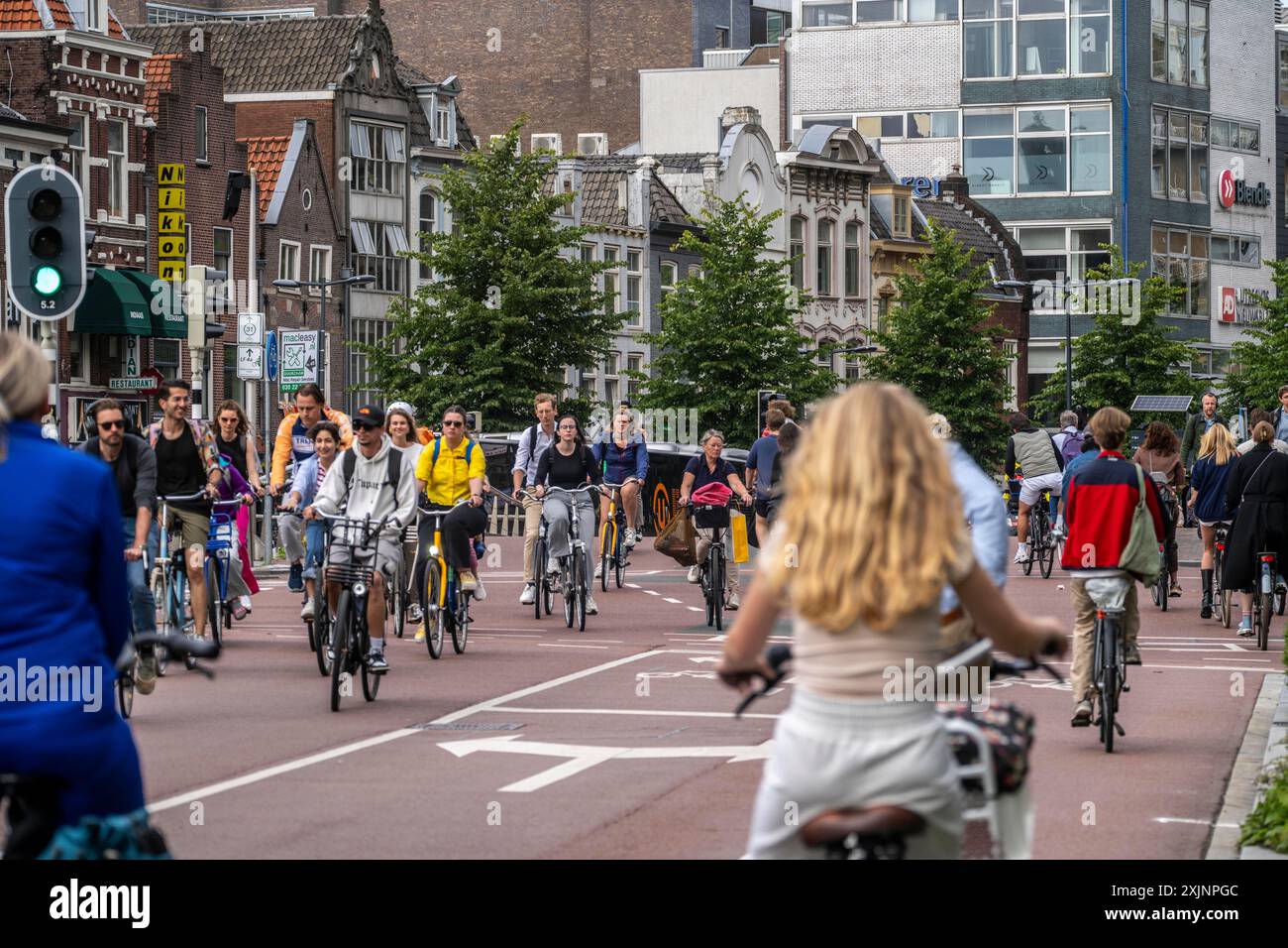 Zentraler Radweg am Vredenburgviadukt, im Stadtzentrum von Utrecht, sind Wege für Fußgänger, Radfahrer und Autos getrennt und warten an einer Traff Stockfoto